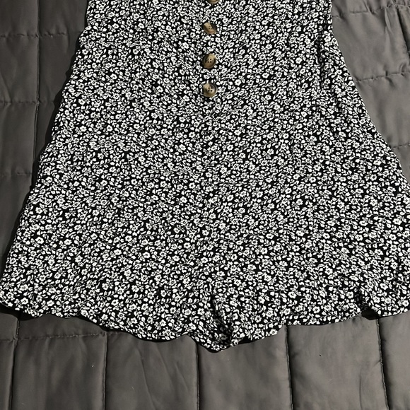 American Eagle Flowy Romper - Picture 4 of 4